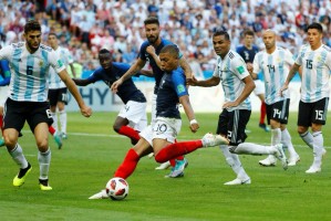  姆巴佩梅开二度助球队取胜，法甲射手榜强势登顶  