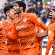  曼联争议红牌引热议，B费染红离场球队惨遭绝杀  